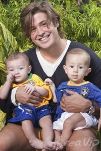Dado Dolabella estampa capa de revista com seus filhos