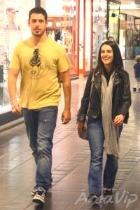 Cleo Pires passea com namorado em shopping carioca