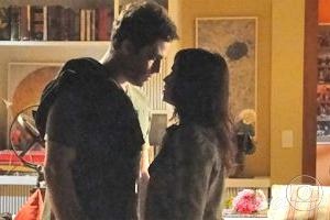 Tempos Modernos: Nelinha e Zeca quase se beijam