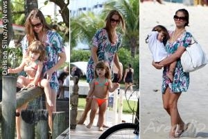 Luiza Valdetaro brinca com a filha no parquinho