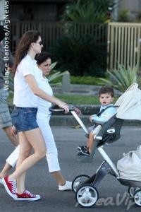 Lavínia Vlasak é clicada passeando com o filho