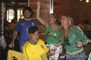 Susana Vieira reúne família para assistir jogo do Brasil