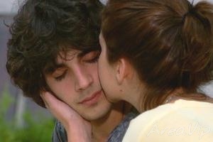 Malhação: Cris e Bernardo ficam perigosamente juntos, mas Bia chega e corta o clima