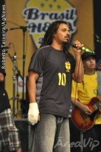 Marcelo Falcão apresenta show com a mão enfaixada