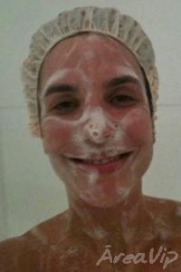 Ivete Sangalo posta foto no meio do banho