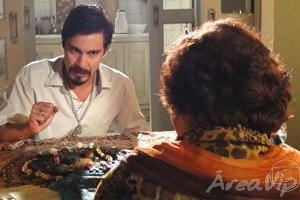 Escrito nas Estrelas: Jair se consulta com Madame Gilda