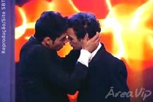 Homens se beijam no palco do QST e garantem vaga para as semifinais