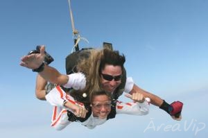 Ex-BBB Fernanda salta de paraquedas