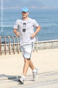 Rodrigo Hilbert corre na orla do Rio de Janeiro