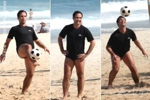 Comentarista da Globo, Caio Ribeiro, curte dia de folga na praia