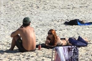 Mariah Rocha curte praia com o namorado