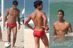 Micael Borges exibe ótima forma em praia no Rio
