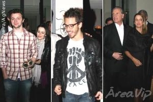 Sandy janta com o marido e o irmão