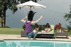 Escrito nas Estrelas: Viviane pula na piscina e dá banho em Beatriz e Sofia