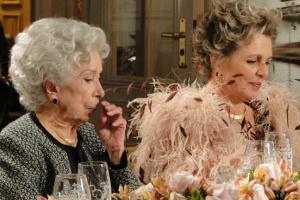 Passione: Brígida se incomoda com roupa extravagante de Clô