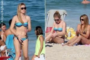 Fiorella Mattheis curte praia no Rio