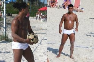 Ronaldinho Gaúcho curte praia carioca