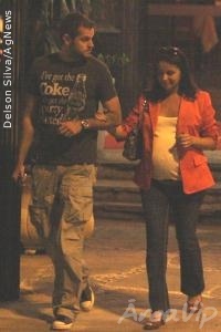 Grávida de gêmeas, Giovanna Antonelli janta com o marido em churrascaria