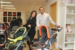 Luciele Di Camargo e o marido Denilson ganham presentes para o bebê