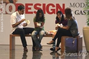 William Bonner faz passeio com as filhas