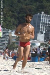 Barbudo, Carmo Dalla Vecchia corre pelas areias na praia do Leblon