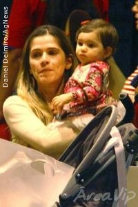 Ingrid Guimarães passeia com a filha em shopping