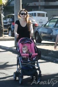 Fernanda Rodrigues leva Luiza para passear na orla do Leblon