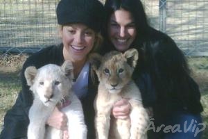 Shakira tira fotos com filhotes de leões