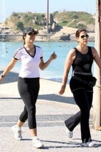 Patricia Poeta caminha com uma amiga pelo calçadão de Ipanema