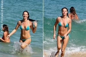 Letícia Birkheuer exibe o corpão em praia carioca