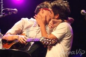 Maria Gadú tasca beijão em cantor no palco