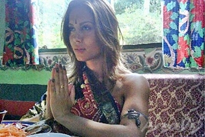 Ex-Big Brother Lia faz ensaio caracterizada de indiana