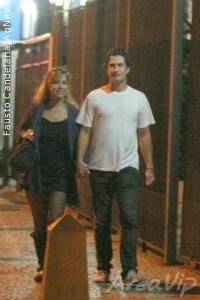 Paloma Duarte e Gabriel Braga Nunes são clicados juntos nas ruas do Leblon