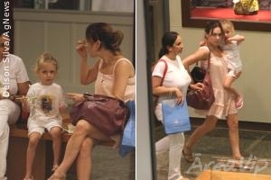 Gabriela Duarte toma sorvete com a filha no shopping