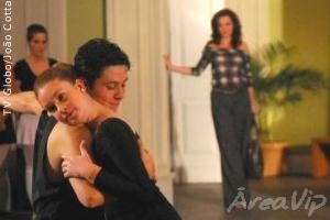 Escrito nas Estrelas: Jane descobre que Mauro e Vanessa são parceiros no balé