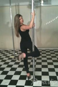 Íris Stefanelli faz aula de pole dance e posta foto no Twitter