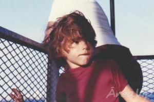 Ricky Martin posta foto em seu Twitter quando tinha cinco anos