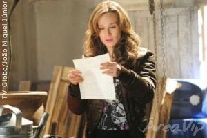 Passione: Clara destrói dossiê sobre Fred