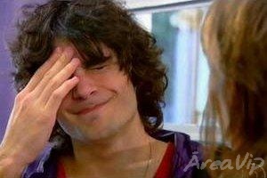 Malhação: Cris e Bê ficam tensos depois que C. Alberto pede que os dois se beijem