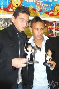 Neymar e Ganso lançam bonecos em shopping da capital paulista
