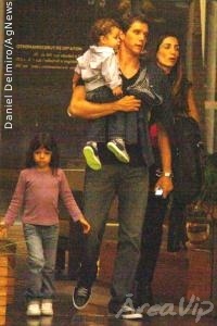 Márcio Garcia passeia em shopping com a mulher e os filhos