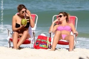 Danielle Souza e Mirella Santos curtem praia na cidade maravilhosa