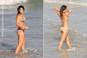 Priscila Fantin curte praia carioca