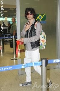 Fiuk é clicado em aeroporto