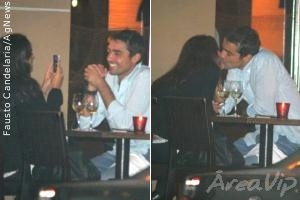 Ricardo Pereira troca beijos com a mulher durante jantar