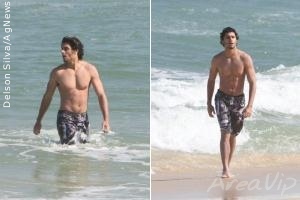 Jesus Luz exibe corpo sarado em praia no Rio