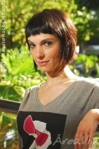 Cynthia Falabella assina com o SBT para ser a vilã da próxima trama da emissora, “Corações Feridos”