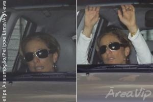 Cissa Guimarães deixa cemitério após cremação de Rafael Mascarenhas