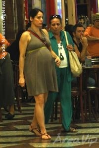 Grávida de gêmeos, Cláudia Mauro exibe barrigão em shopping