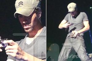 Enrique Iglesias tira foto de partes íntimas no palco